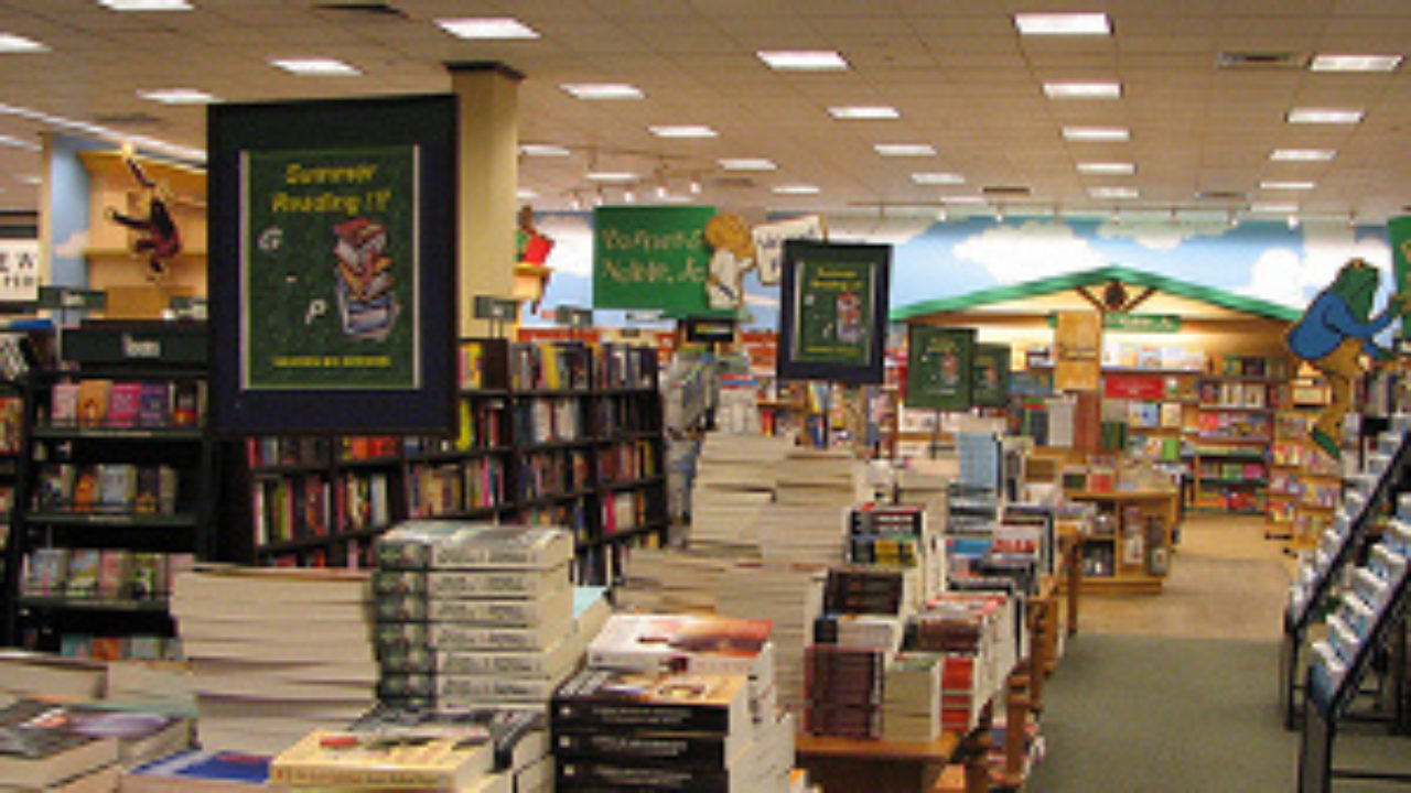 when does barnes and noble close