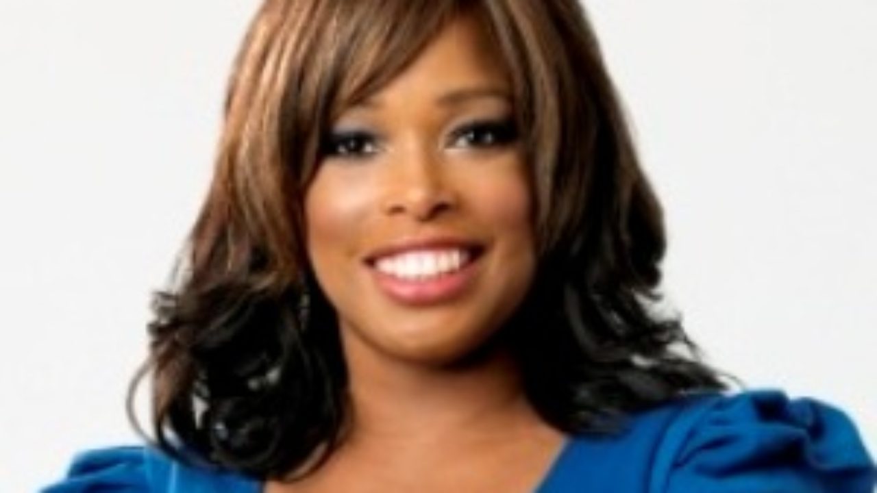 Fox Sports reporter Pam Oliver on the sidelines during an NFL