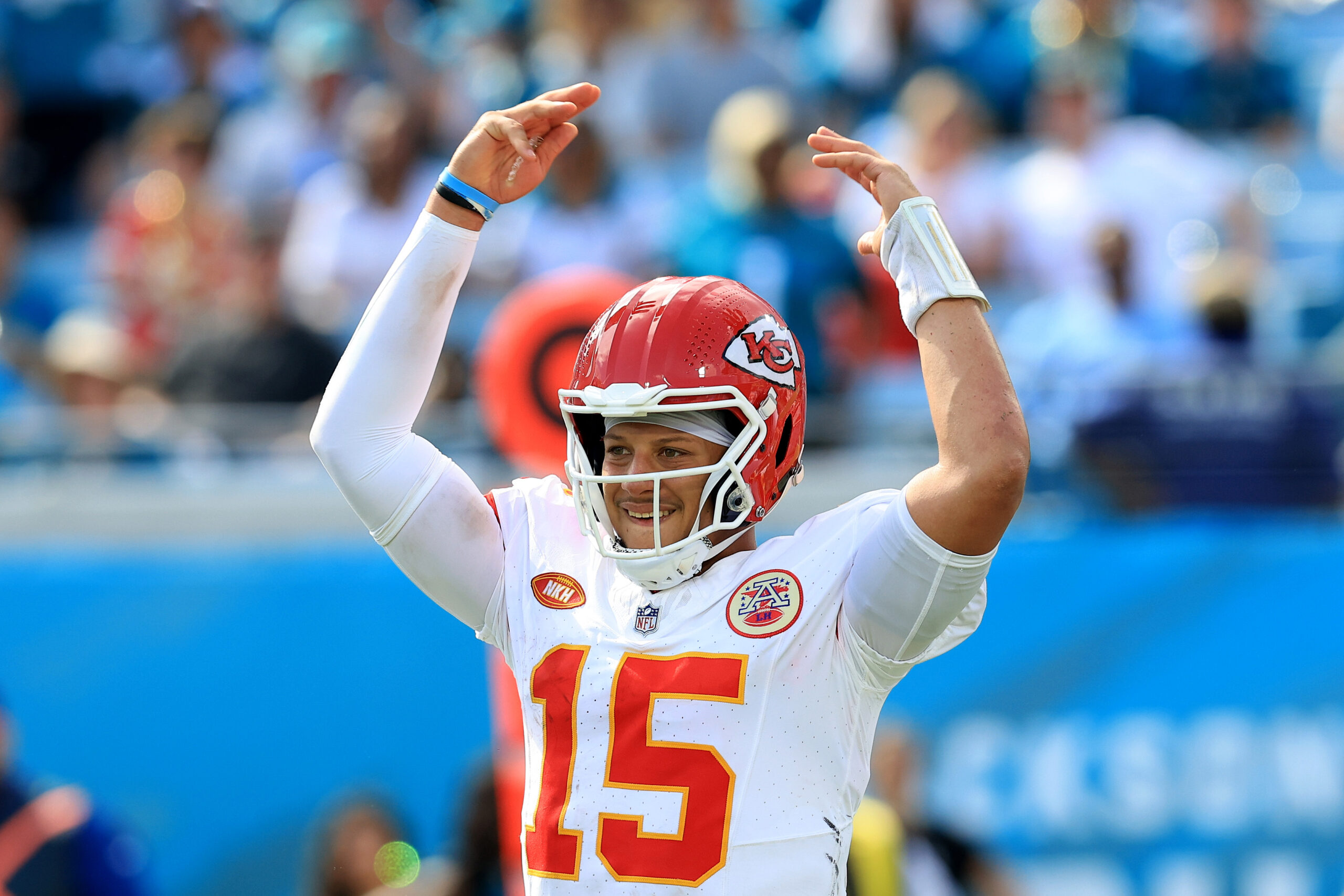 Kansas City Chiefs Star QB Patrick Mahomes Collects His Coins In Massive  $450M Contract