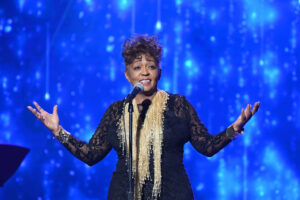 Anita Baker angers fans by arriving late & having issues with production crew.