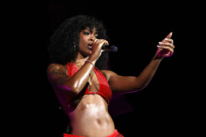 Ari Lennox scolded a fan who threw a water bottle on stage during her performance. 

Ari Lennox called out a fan for throwing a water bottle on stage during her performance and warned them of the consequences.